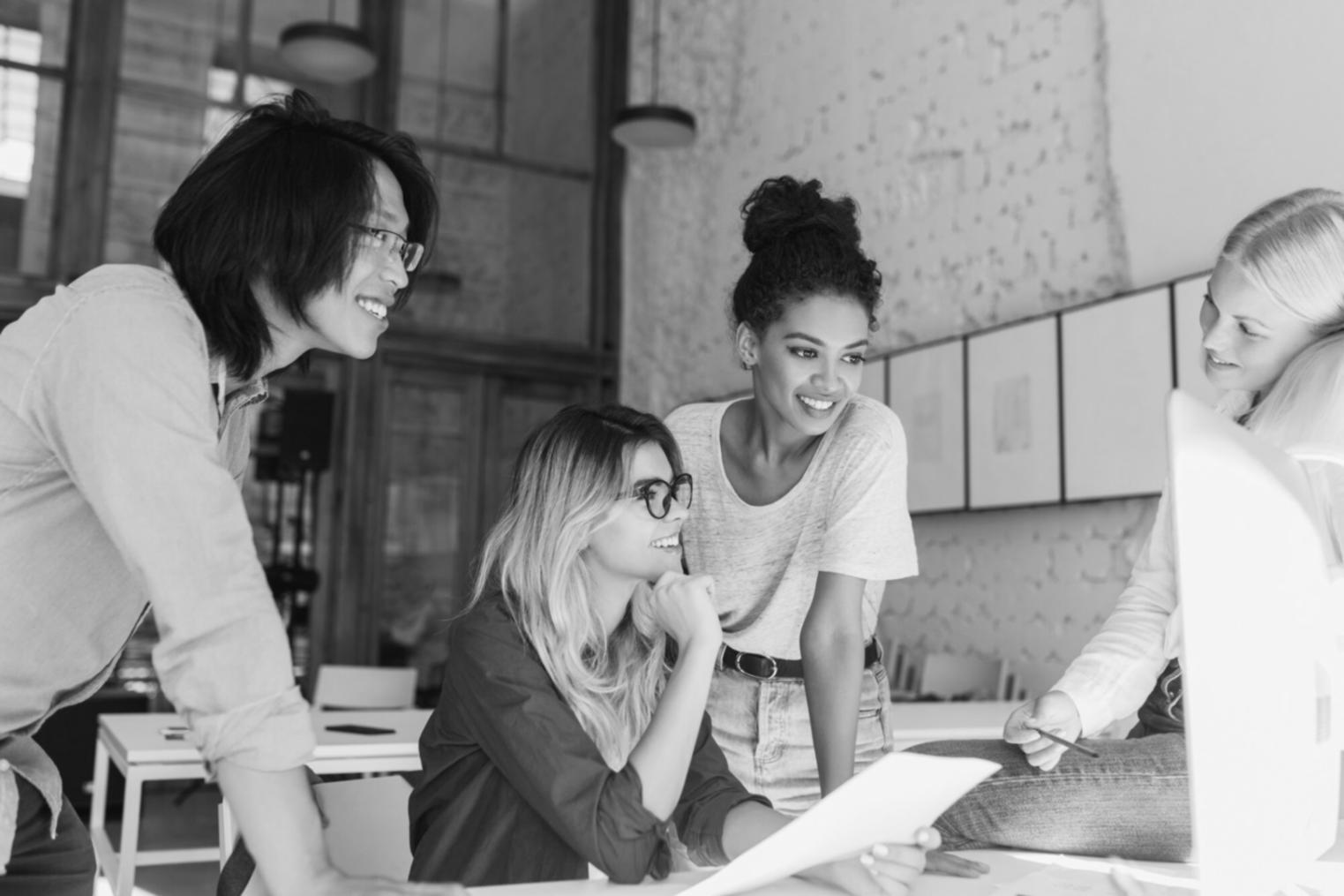 Espace de travail chaleureux avec documents financiers organisés